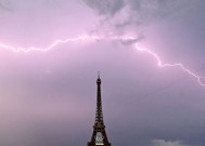 由于雷雨天气，奥运会开幕式推迟，迫使巴黎高层重新考虑