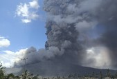 印度尼西亚的勒沃托比拉基火山拉基火山继续释放出高耸的热云层